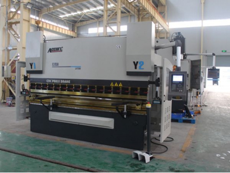 آلة الثني الهيدروليكية CNC بـ 4 محاور