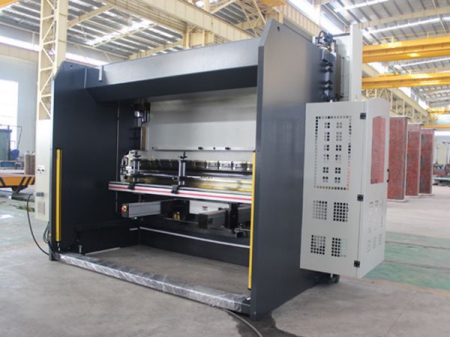 آلة الثني الهيدروليكية CNC بـ 4 محاور