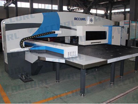 آلة التخريم CNC البرجية بمحرك مؤازرة 30 Ton